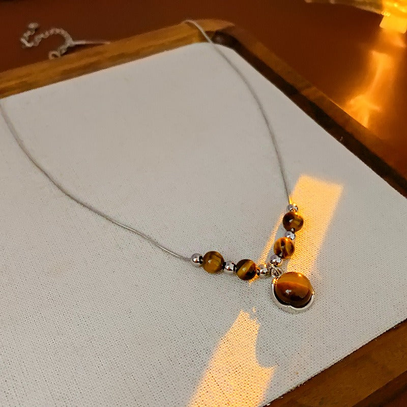 Lucia | Collar de Ojo de Tigre con Colgante Circular y Elegancia Atemporal