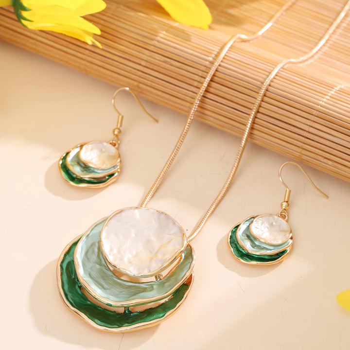 Vedae | Aretes Elegantes de Flor con Acabado Dorado y Perla