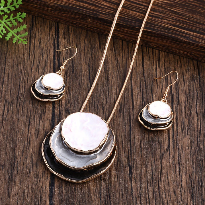 Vedae | Aretes Elegantes de Flor con Acabado Dorado y Perla