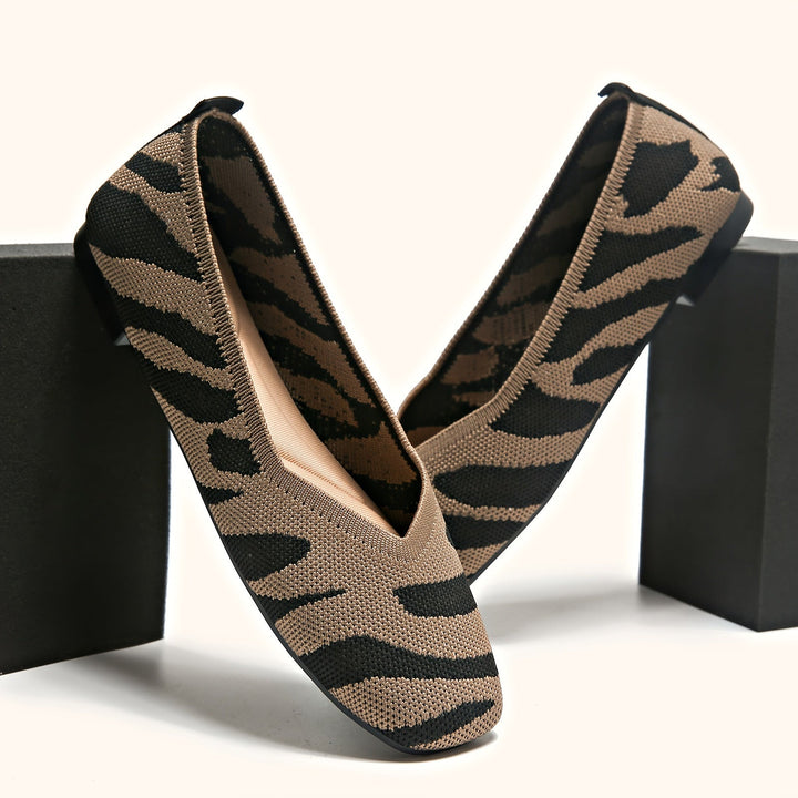 Ivara | Flats Elegantes con Estampado Zebra y Punta Cuadrada