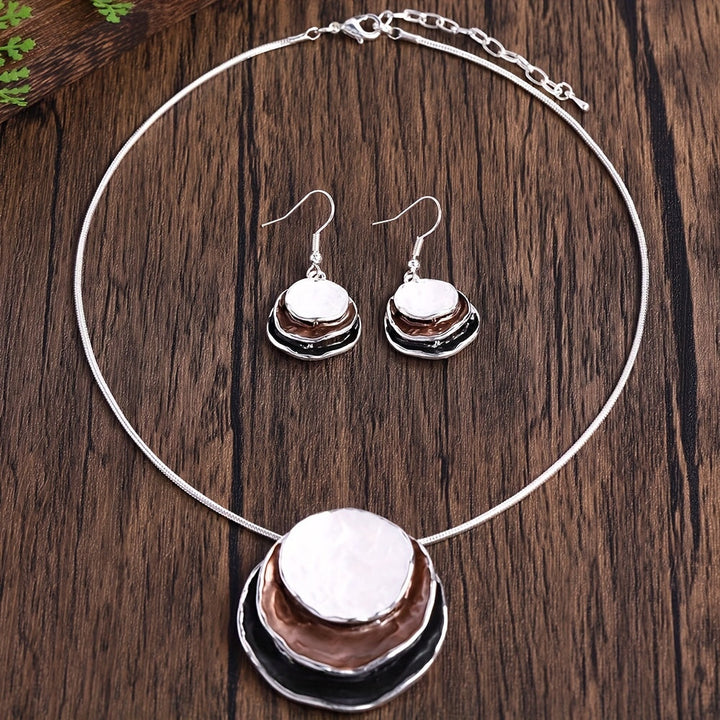 Vedae | Aretes Elegantes de Flor con Acabado Dorado y Perla