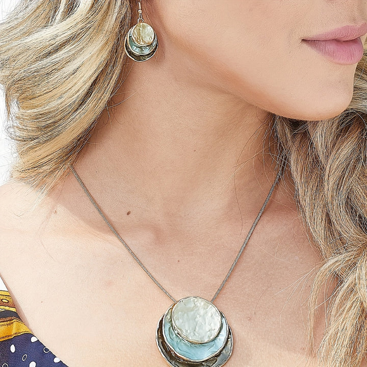 Vedae | Aretes Elegantes de Flor con Acabado Dorado y Perla