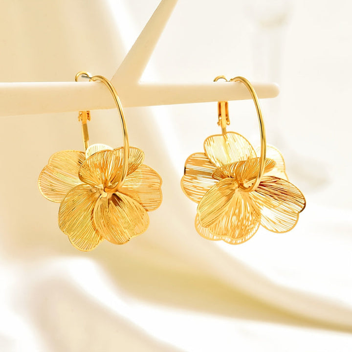 Selah | Aretes Dorados de Doble Aro con Diseño Moderno