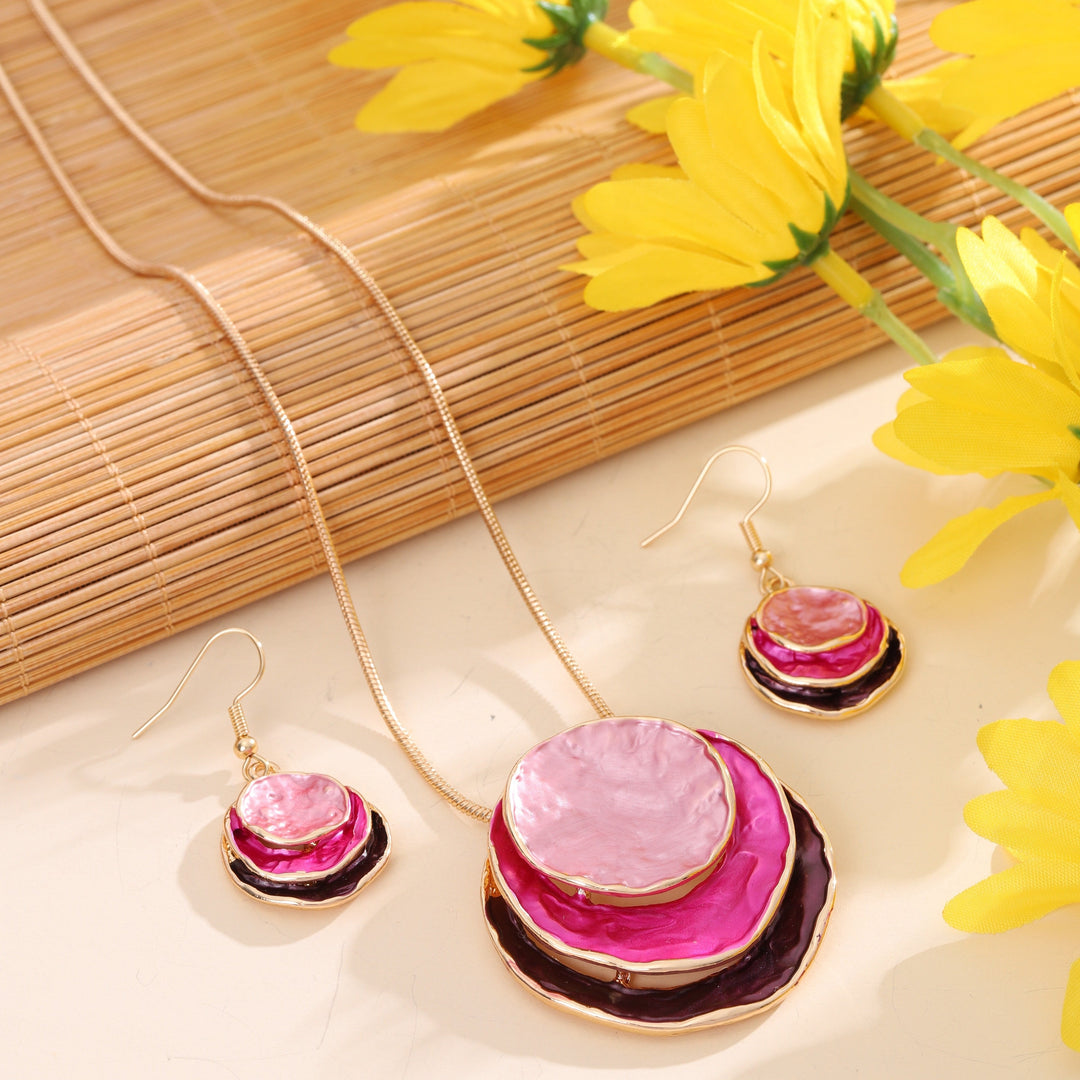 Vedae | Aretes Elegantes de Flor con Acabado Dorado y Perla