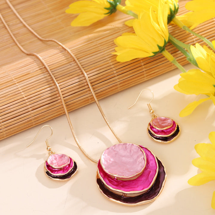 Vedae | Aretes Elegantes de Flor con Acabado Dorado y Perla