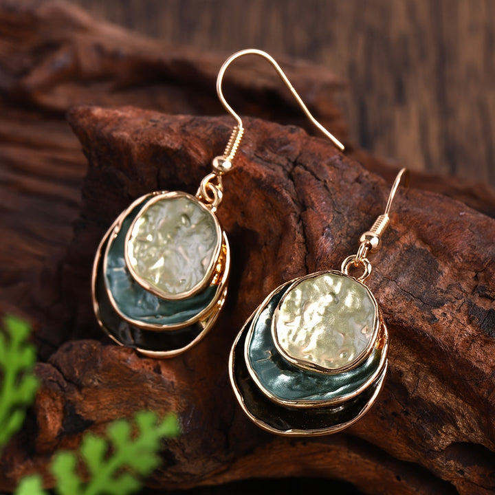Vedae | Aretes Elegantes de Flor con Acabado Dorado y Perla