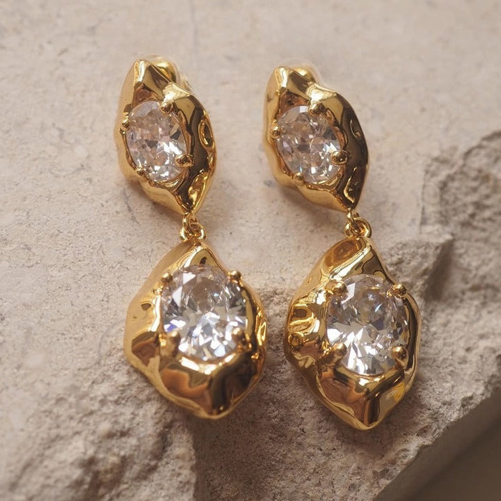 Xola | Aretes Colgantes con Zirconia Brillante y Diseño Elegante