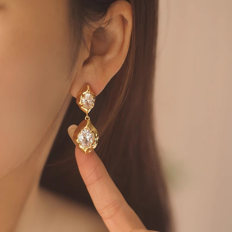 Xola | Aretes Colgantes con Zirconia Brillante y Diseño Elegante