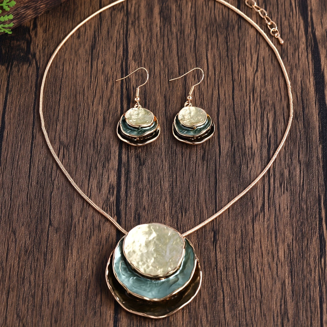 Vedae | Aretes Elegantes de Flor con Acabado Dorado y Perla