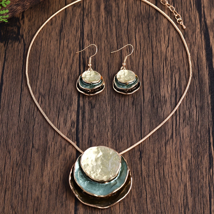 Vedae | Aretes Elegantes de Flor con Acabado Dorado y Perla