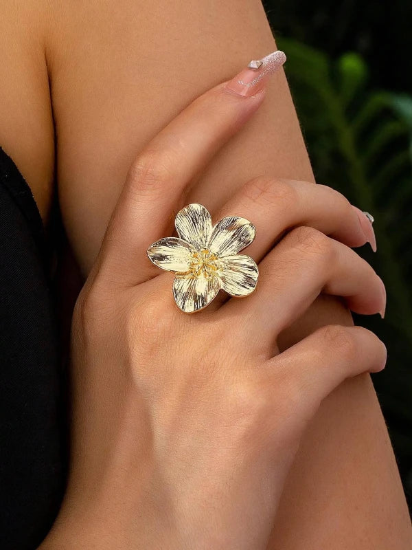 Greylee | Anillo Dorado con Flores Elegantes y Toque Romántico