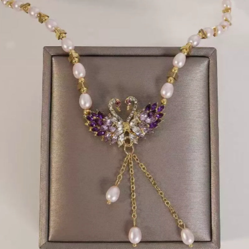 Winslow | Collar con colgante Cisne Doble en color púrpura